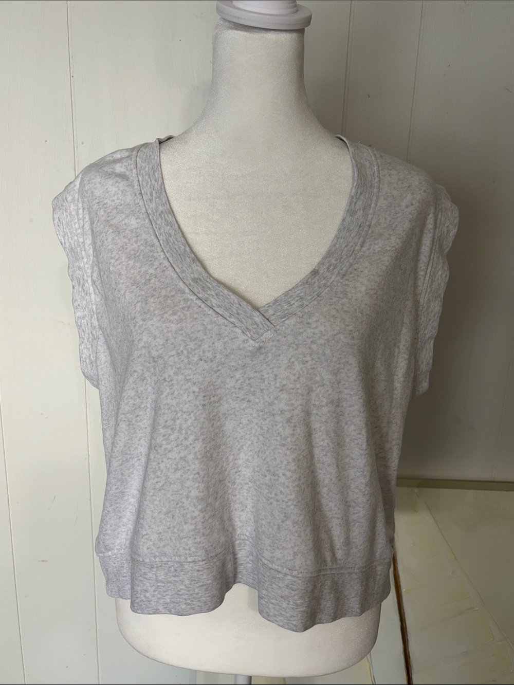 Universal Thread Light Gray Heathered V-Neck Cropped Top